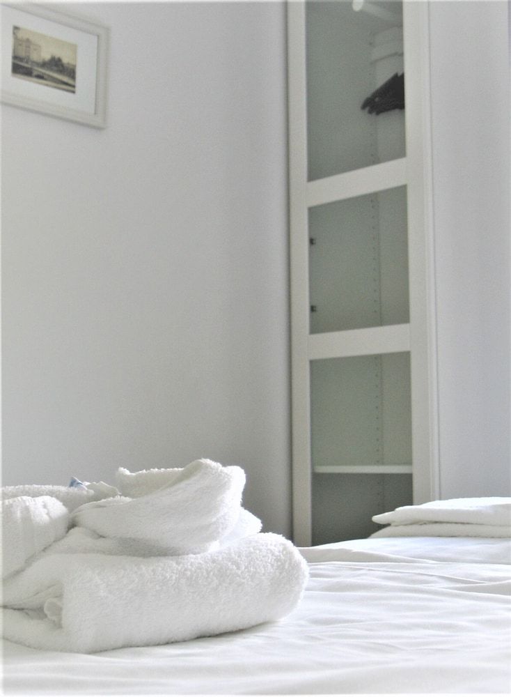 Le Baron Apartments Deluxe Suite, 2 Bedrooms, Kitchen, Hill View 8