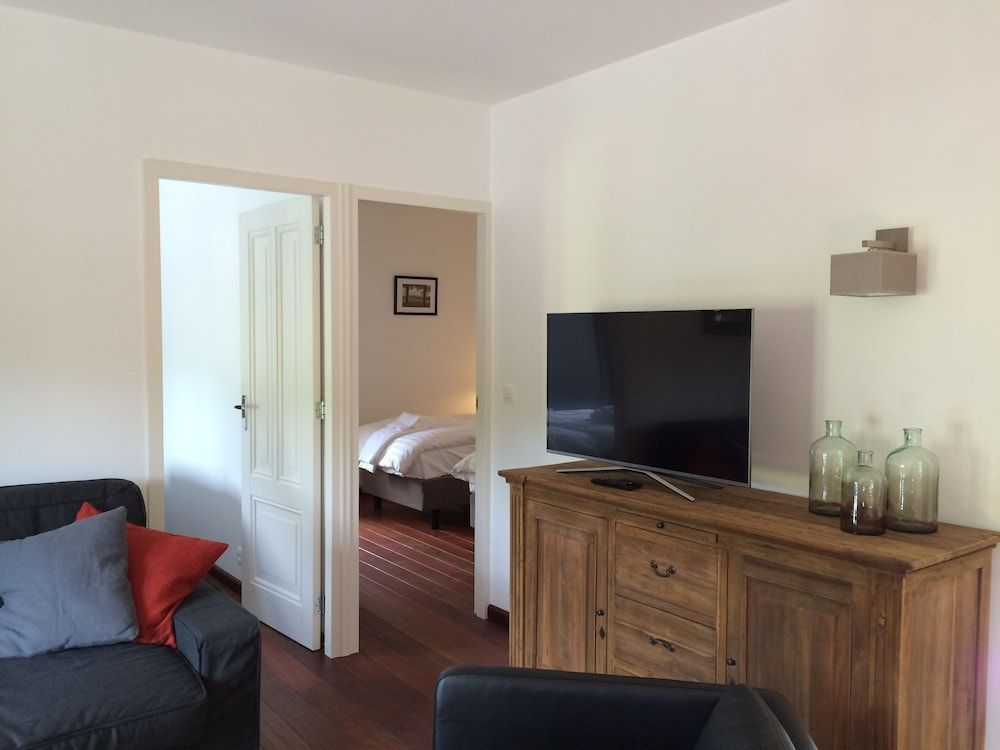 Le Baron Apartments Deluxe Suite, 2 Bedrooms, Kitchen, Hill View 11