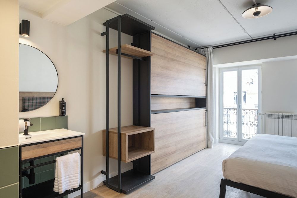 Latroupe Grand Place Family Room for 4 Double 10