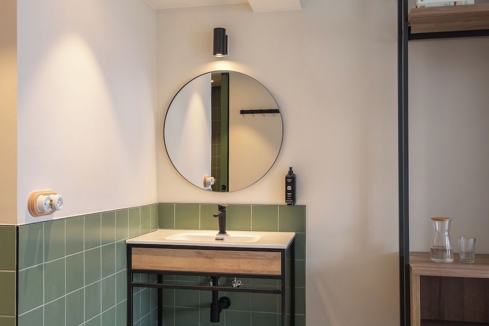 Latroupe Grand Place Family Room for 4 Double 8