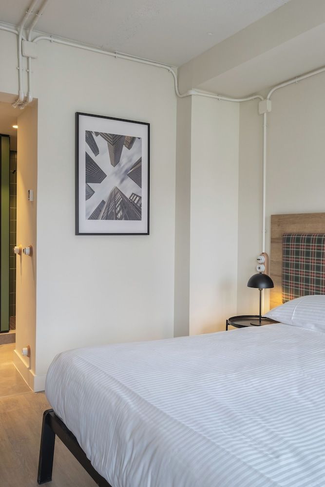 Latroupe Grand Place Family Room for 4 Double 5