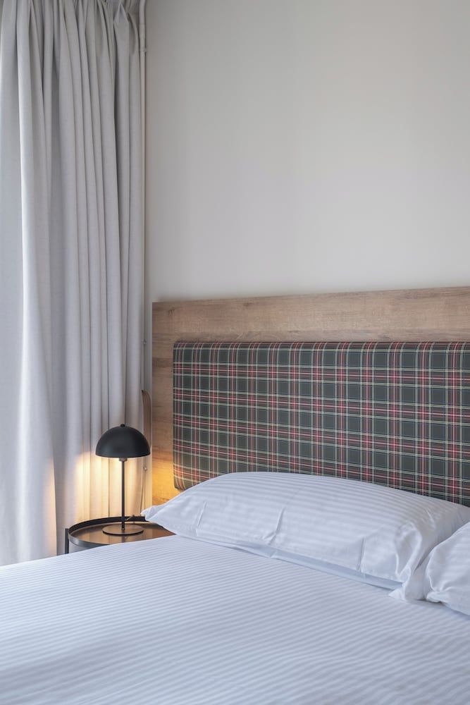 Latroupe Grand Place Family Room for 4 Double 2