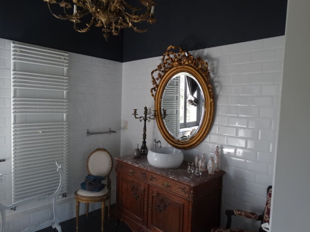 Le Domaine Du Château Blanc à 10 minutes de Pairi Daiza Romantic Quadruple Room, Private Bathroom, Courtyard View (Suite Française) 3