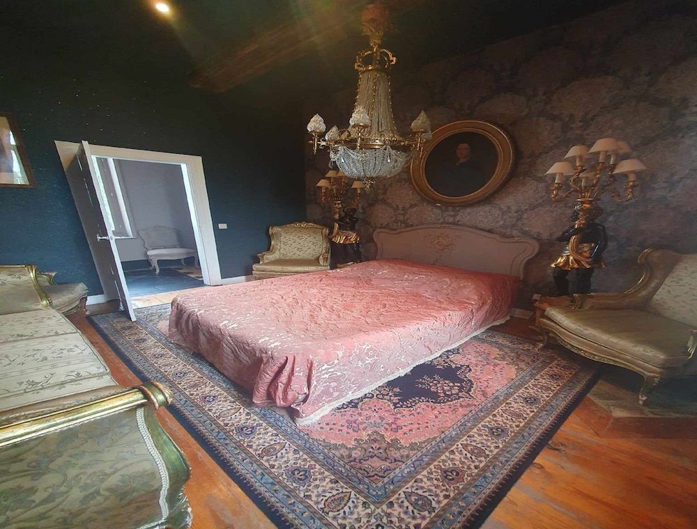 Le Domaine Du Château Blanc à 10 minutes de Pairi Daiza Romantic Quadruple Room, Private Bathroom, Courtyard View (Suite Française)