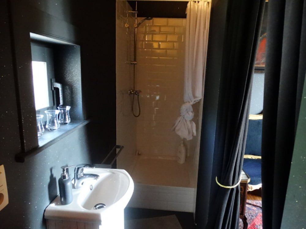 Le Domaine Du Château Blanc à 10 minutes de Pairi Daiza Romantic Double Room, Ensuite, Garden View (Chambre Espagnoles) 4