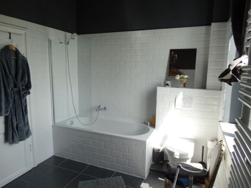 Le Domaine Du Château Blanc à 10 minutes de Pairi Daiza Romantic Quadruple Room, Private Bathroom, Courtyard View (Suite Française) 2