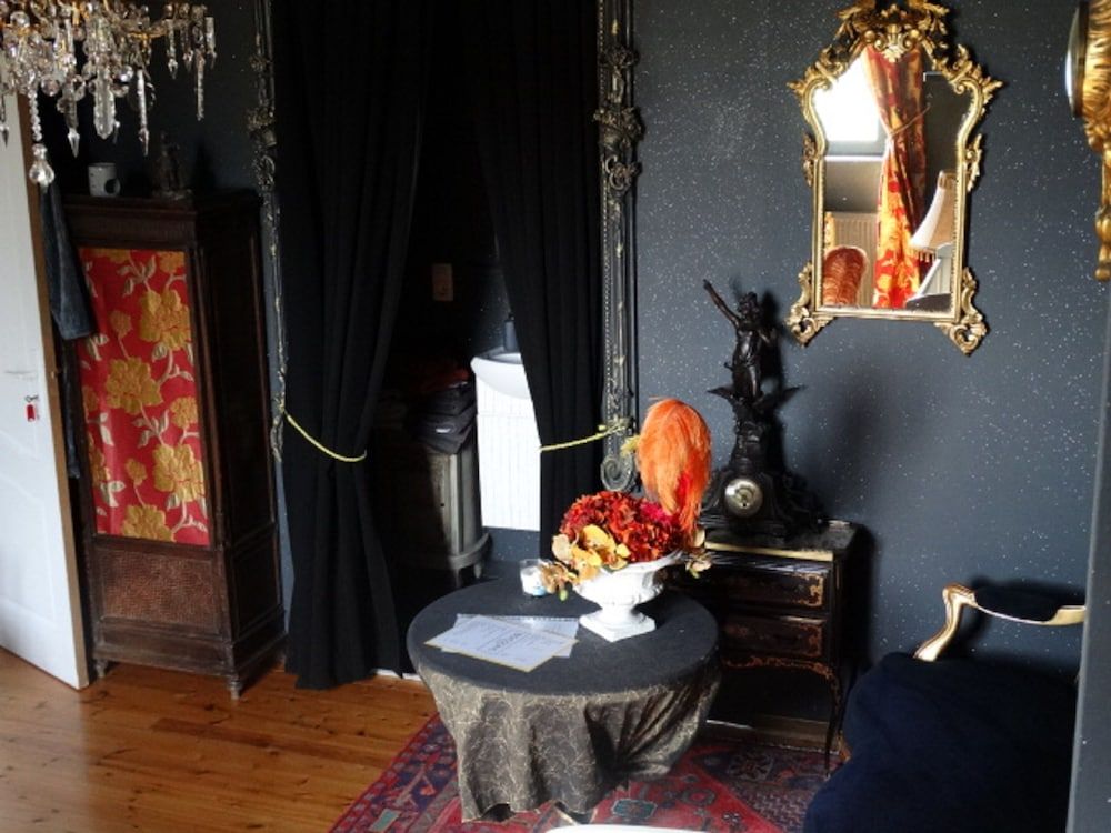 Le Domaine Du Château Blanc à 10 minutes de Pairi Daiza Romantic Double Room, Ensuite, Garden View (Chambre Espagnoles) 6