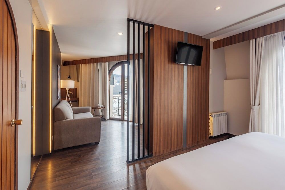 DREAM By Stannum Hotel Deluxe Studio Suite, 1 King Bed, City View 2