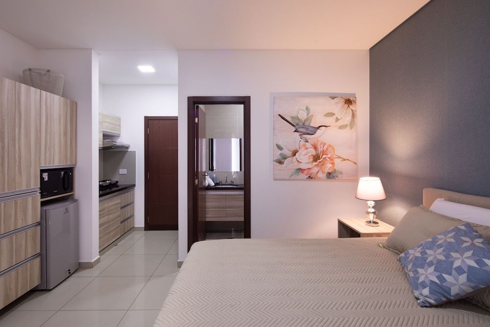 Standard Suite, 1 Queen Bed