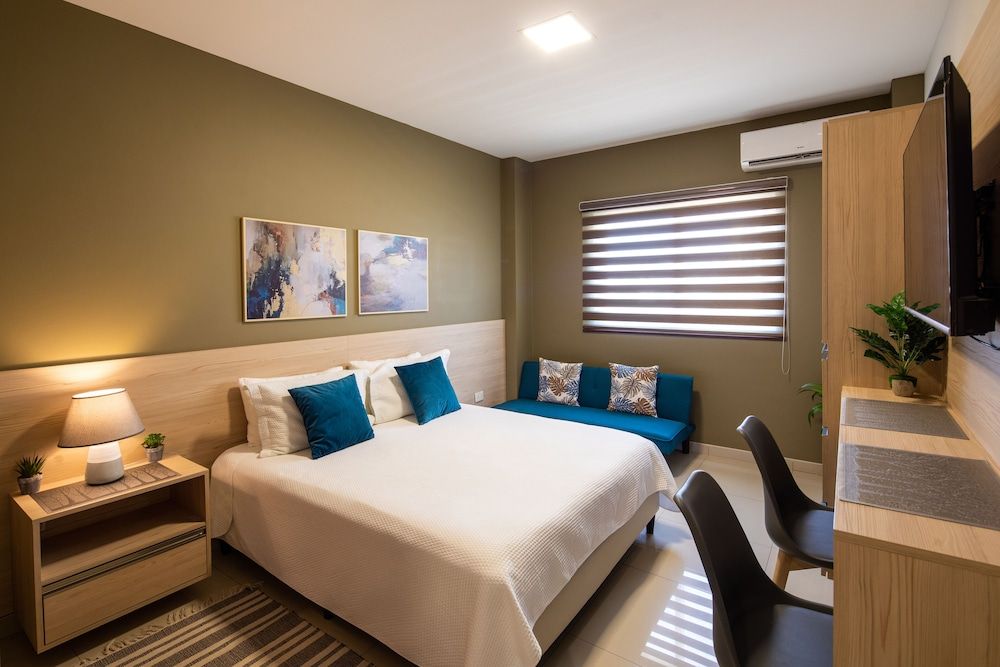 Standard Suite, 1 Queen Bed