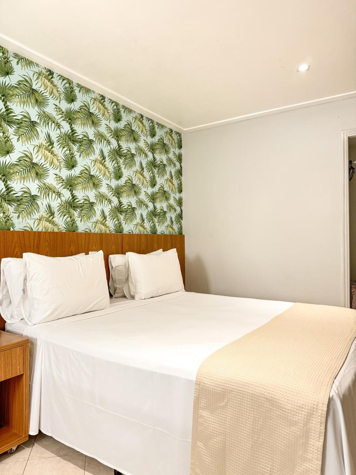 Deluxe Suite with Side sea view
