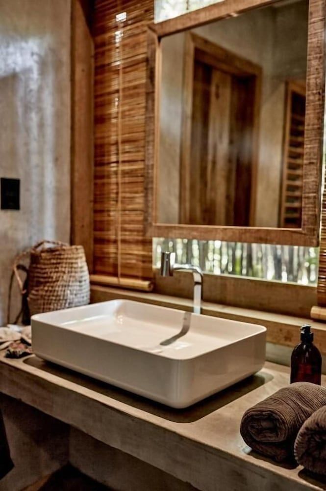Suite, Garden Area (Q8)