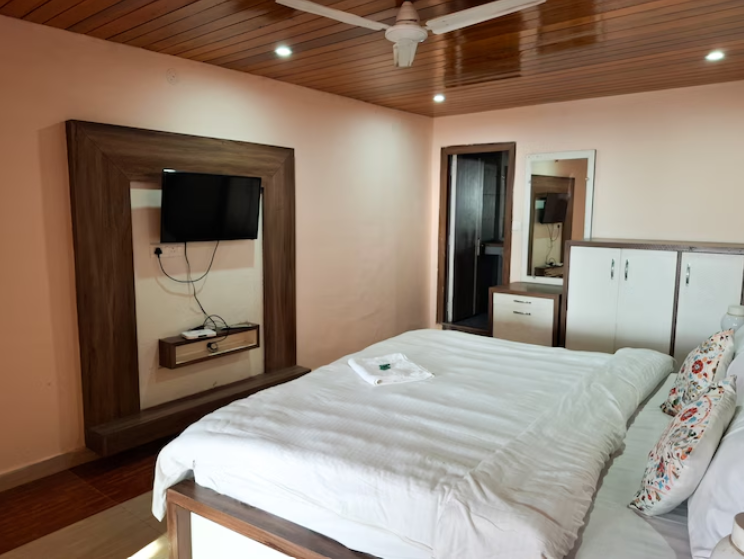 The Krishna Hotel and Restaurant Deluxe Room 4