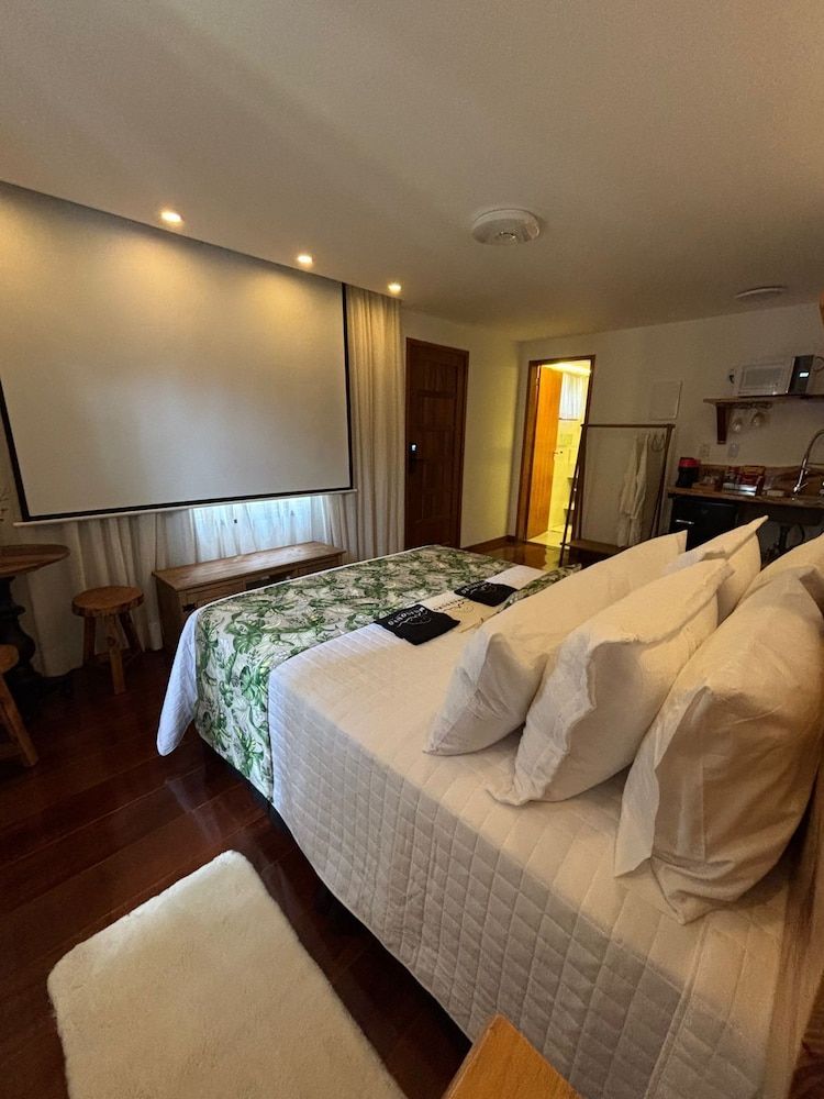 Deluxe Suite, 1 Queen Bed, Private Bathroom