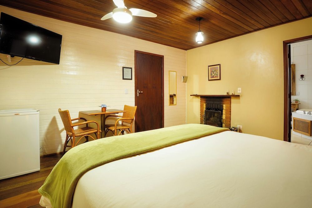Deluxe Chalet, Hot Tub