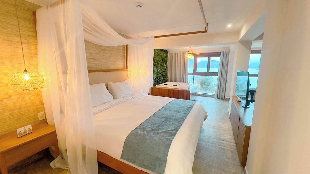 Deluxe Suite, 1 King Bed, Sea Facing