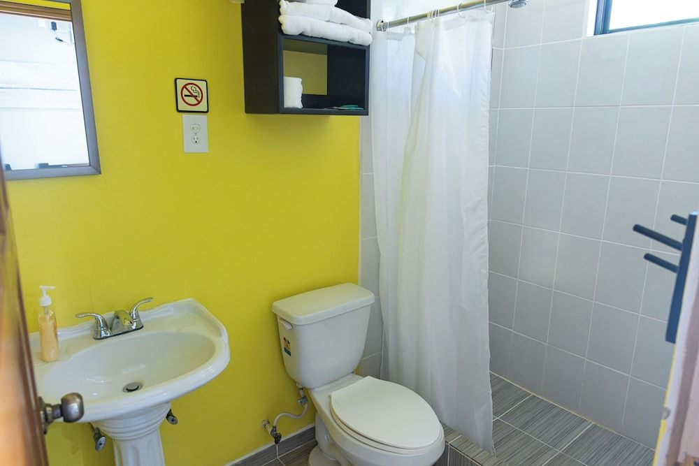 Imanis Inn Premier Double Room, 2 Queen Beds, Patio 3