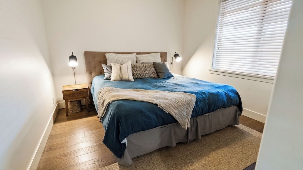 Comfort Condo, Partial Lake View