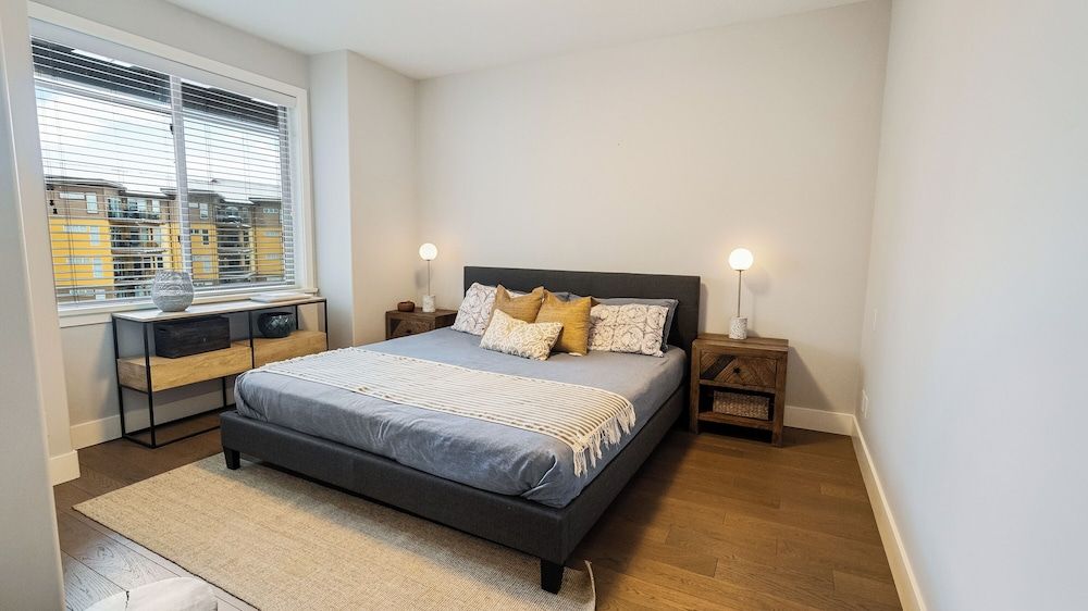 Comfort Condo, Partial Lake View