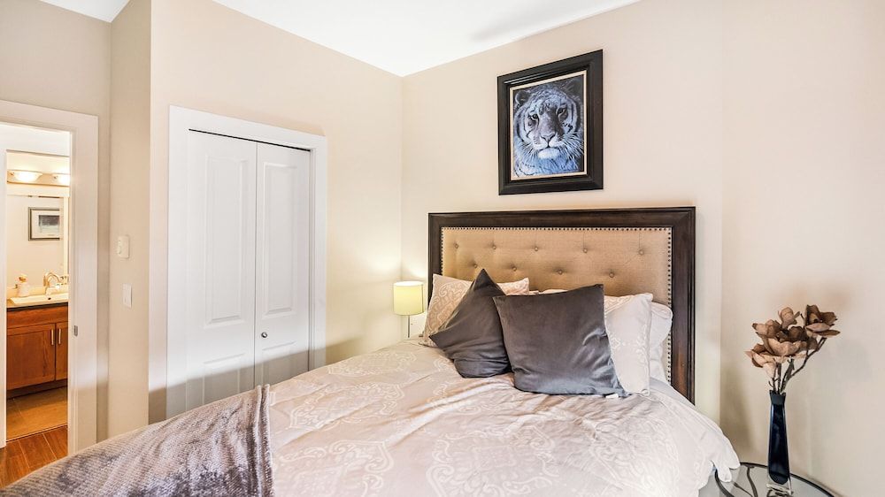 Deluxe Condo, Lake View