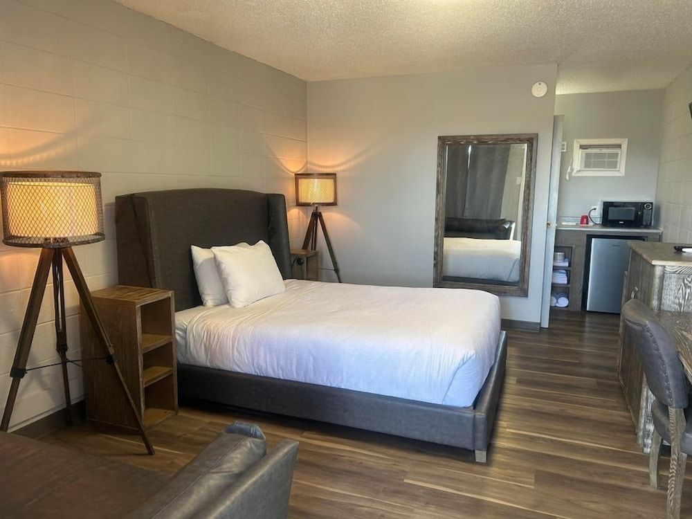 PARKSIDE INN
