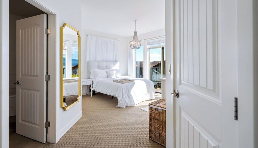 Deluxe Condo, Balcony, Lake View