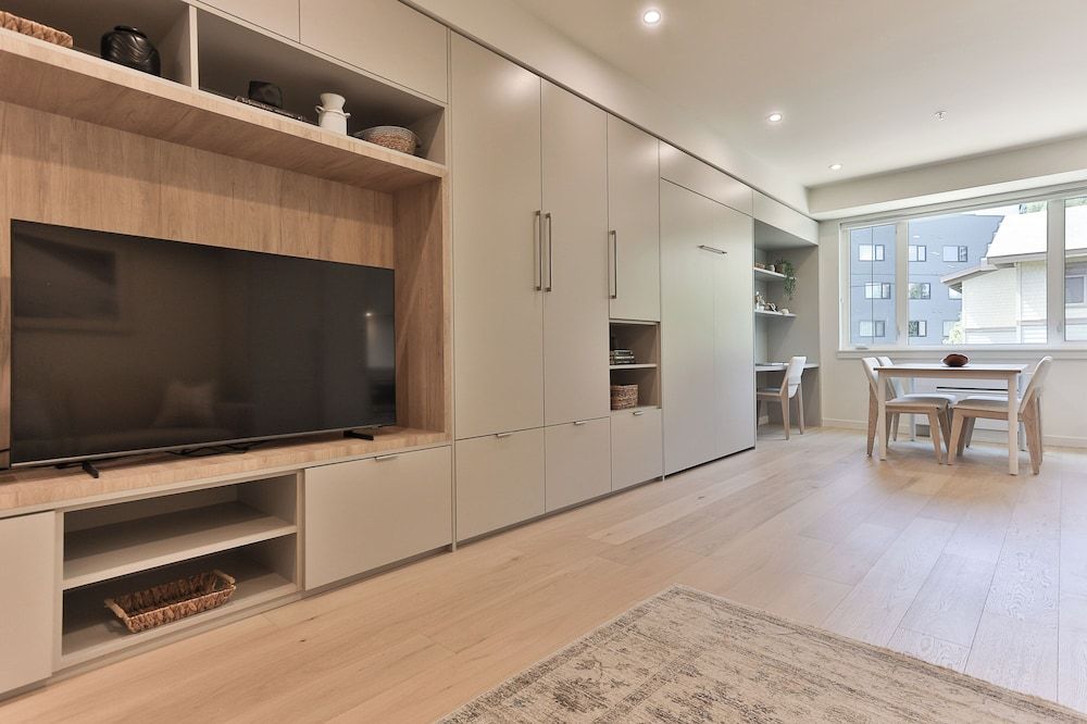 The Crescent Basic Studio 6