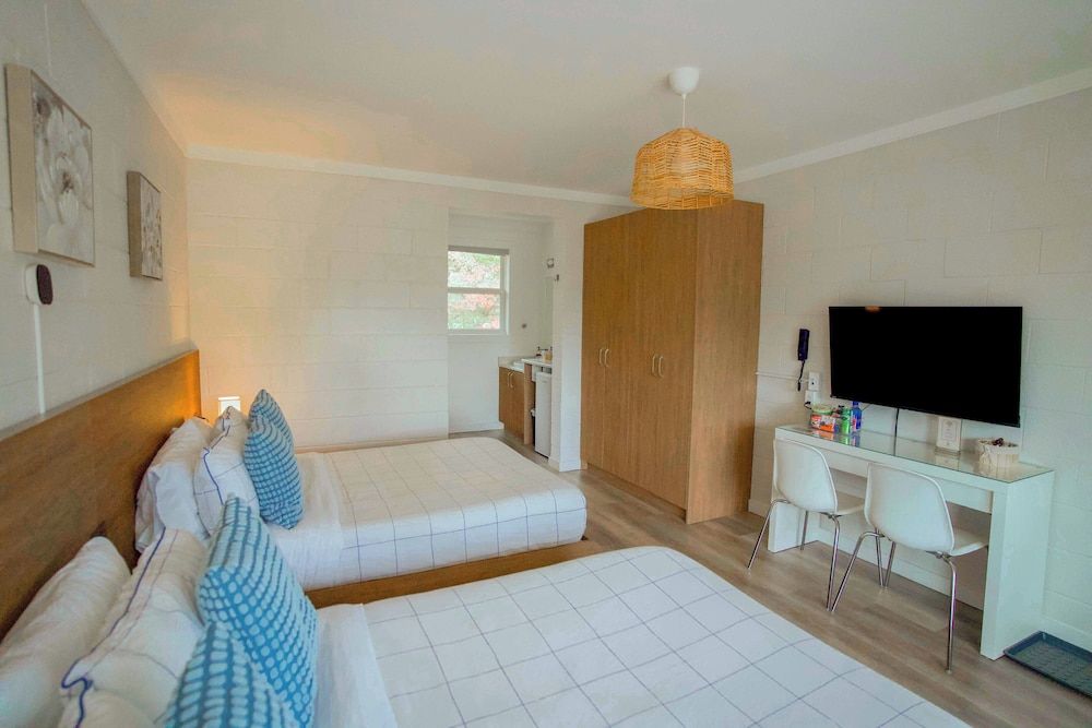 Stay Inn Muskoka Standard Double Room, 2 Double Beds, Non Smoking, Ground Floor 3