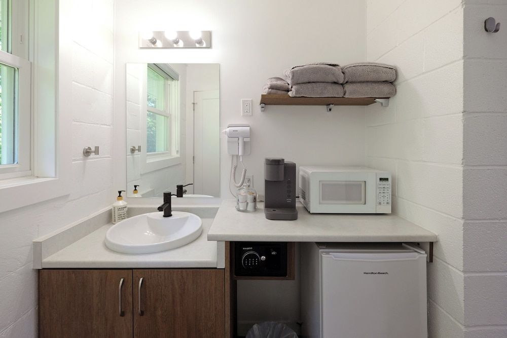 Stay Inn Muskoka Standard Double Room, 1 Queen Bed, Non Smoking 4