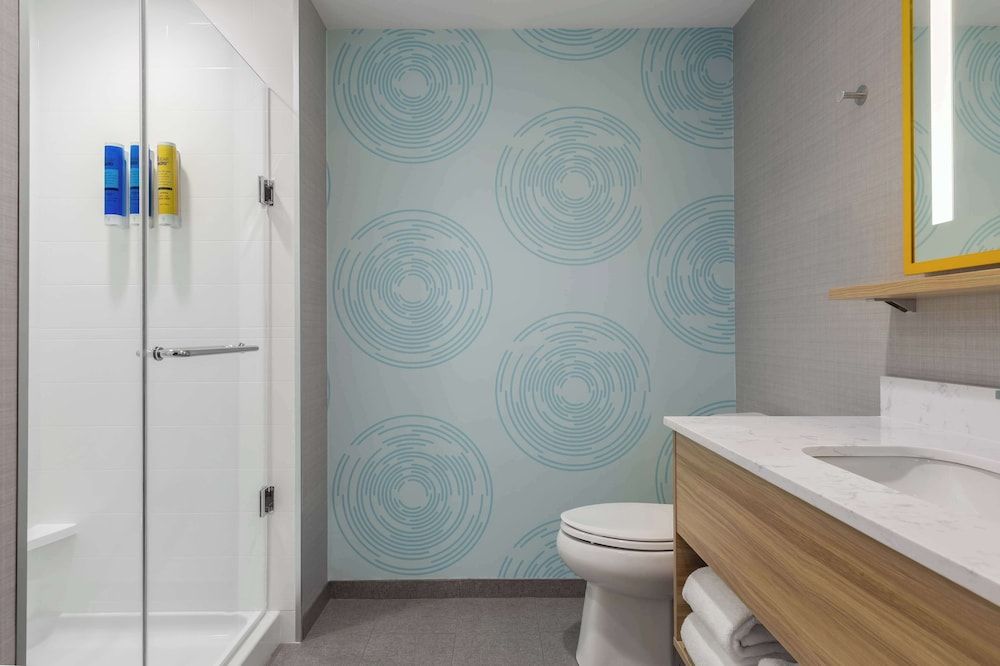 Tru By Hilton Bracebridge, On Room, 1 King Bed 6