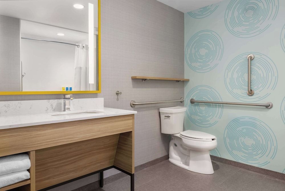 Tru By Hilton Bracebridge, On Room, 2 Queen Beds, Accessible, Bathtub 5