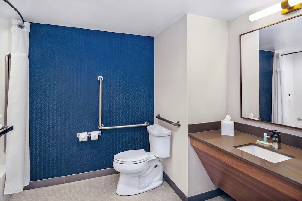 Fairfield Inn & Suites Gravenhurst Muskoka Room, 1 King Bed 13