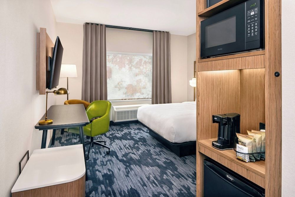 Fairfield Inn & Suites Gravenhurst Muskoka Room, 1 King Bed 3