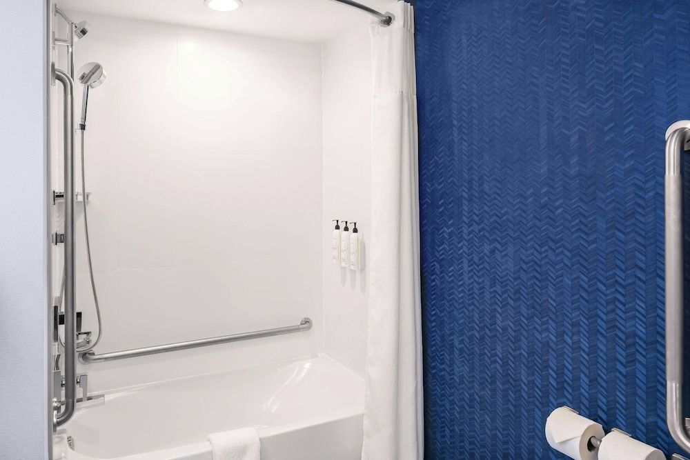 Fairfield Inn & Suites Gravenhurst Muskoka Room, 1 King Bed 12