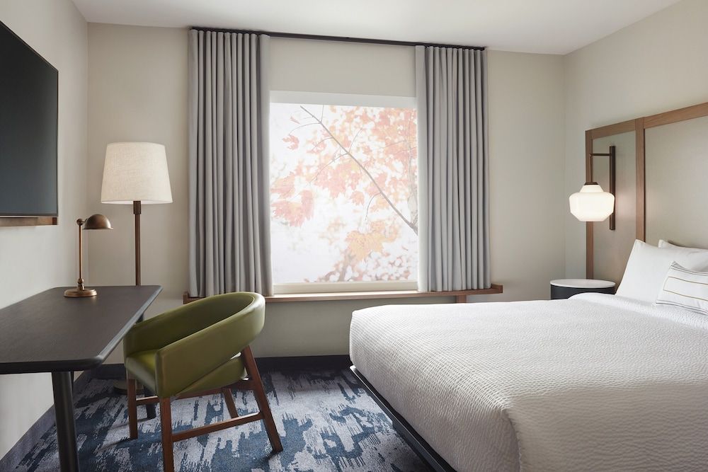 Fairfield Inn & Suites Gravenhurst Muskoka Room, 1 King Bed 2