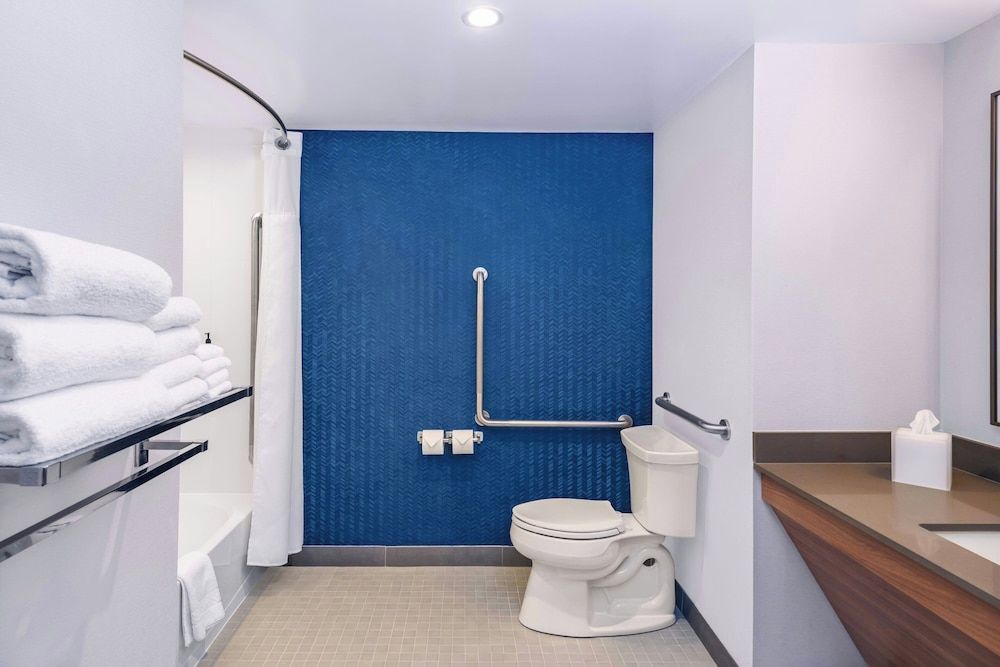 Fairfield Inn & Suites Gravenhurst Muskoka Room, 1 King Bed 15