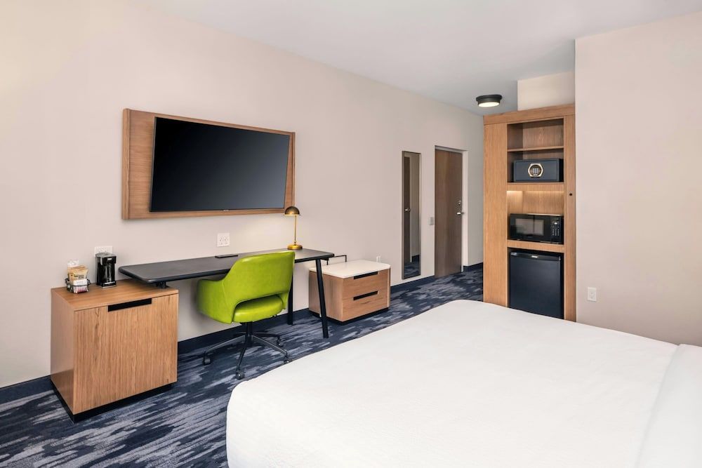 Fairfield Inn & Suites Gravenhurst Muskoka Room, 1 King Bed 8