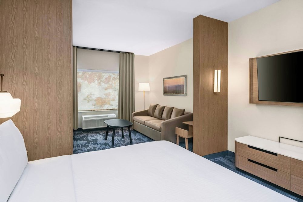 Fairfield Inn & Suites Gravenhurst Muskoka Suite, 1 King Bed with Sofa bed 8