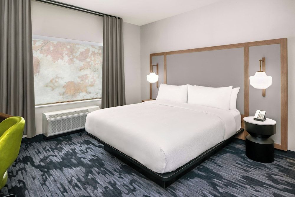 Fairfield Inn & Suites Gravenhurst Muskoka Room, 1 King Bed 6