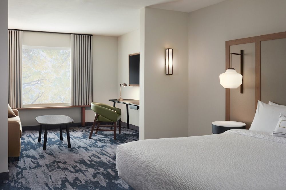 Fairfield Inn & Suites Gravenhurst Muskoka Suite, 1 King Bed with Sofa bed 2