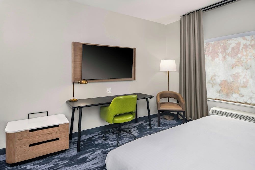 Fairfield Inn & Suites Gravenhurst Muskoka Room, 1 King Bed 7