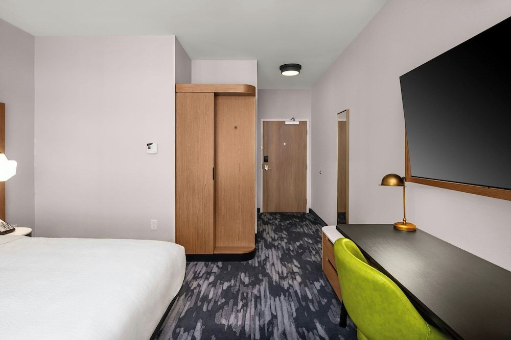 Fairfield Inn & Suites Gravenhurst Muskoka Room, 1 King Bed 5