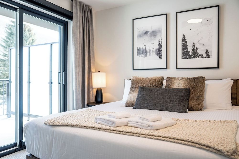 Premium Condo, Balcony, Mountain View