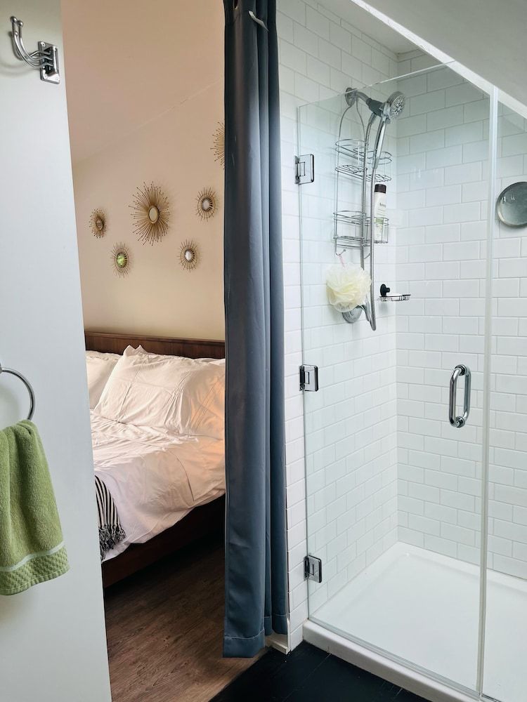 Hikari-Okanagan Sunshine B&B Comfort Room, 1 King Bed, Non Smoking, Garden View 5