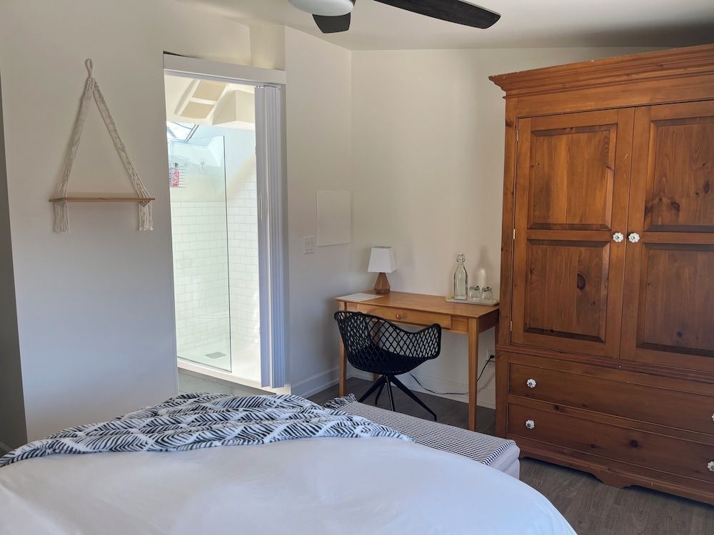 Hikari-Okanagan Sunshine B&B Comfort Room, 1 Queen Bed, Non Smoking, Garden View 3