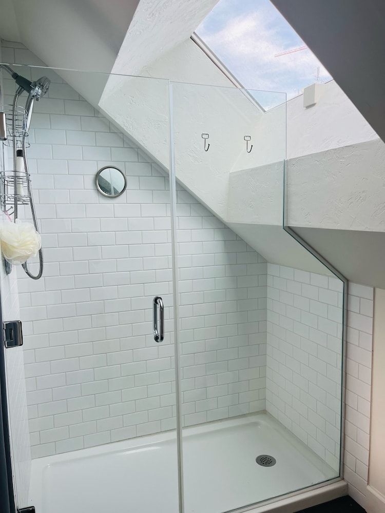 Hikari-Okanagan Sunshine B&B Comfort Room, 1 King Bed, Non Smoking, Garden View 6