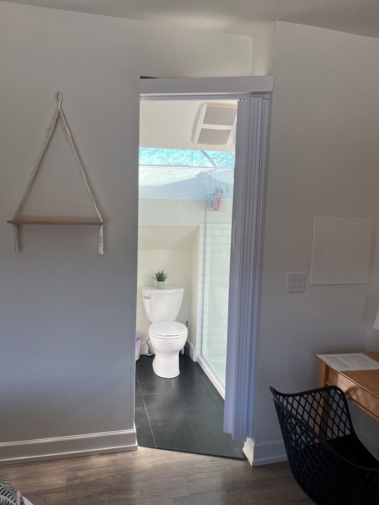 Hikari-Okanagan Sunshine B&B Comfort Room, 1 Queen Bed, Non Smoking, Garden View 5