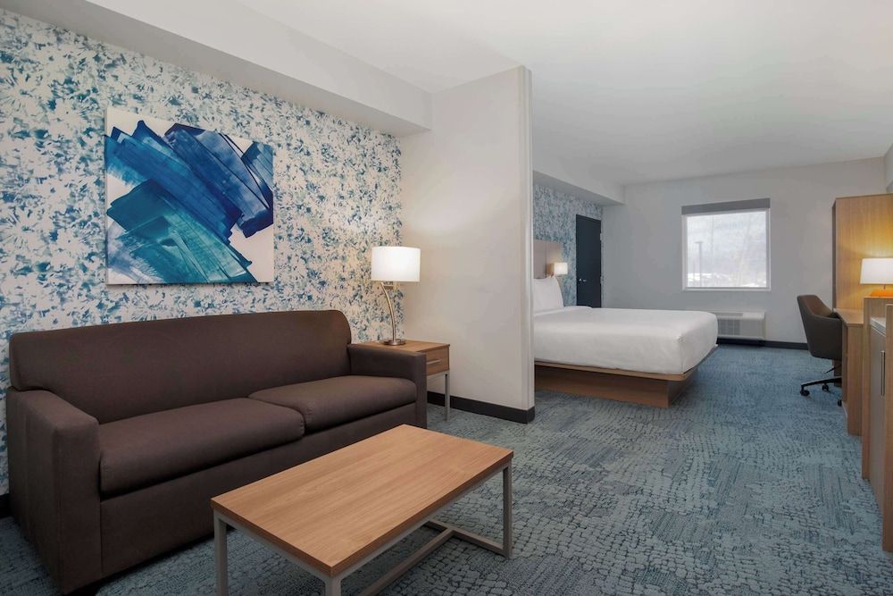 Quality Inn & Suites Suite, 1 King Bed with Sofa bed, Accessible, Non Smoking 9