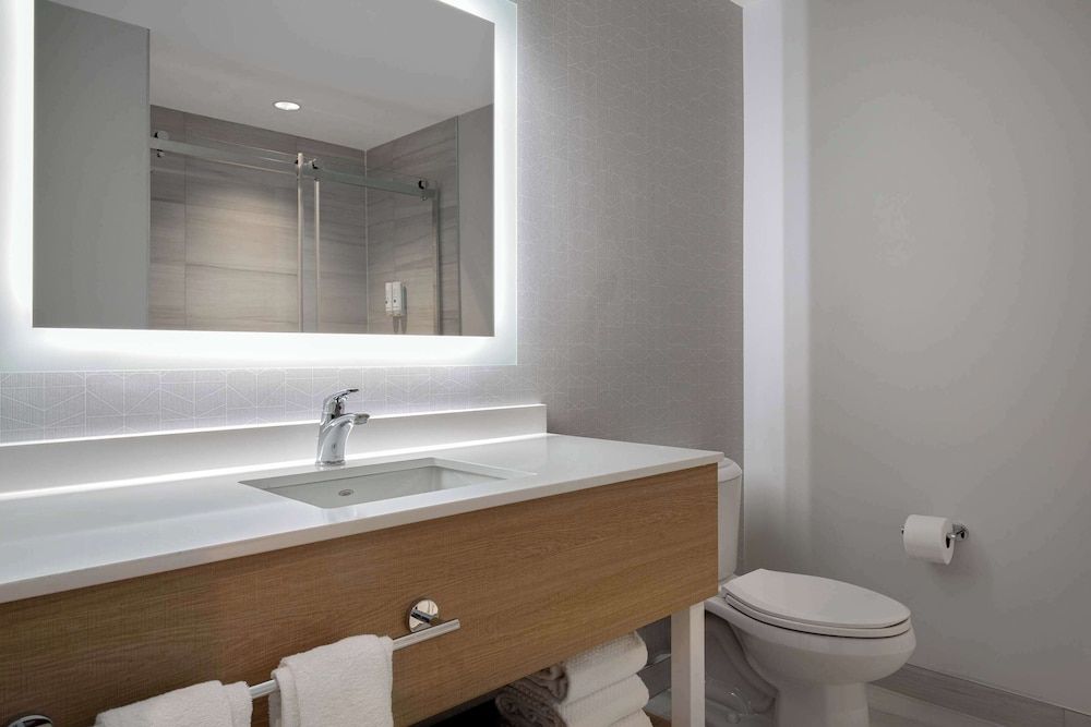 Quality Inn & Suites Room, 2 Queen Beds, Non Smoking 4