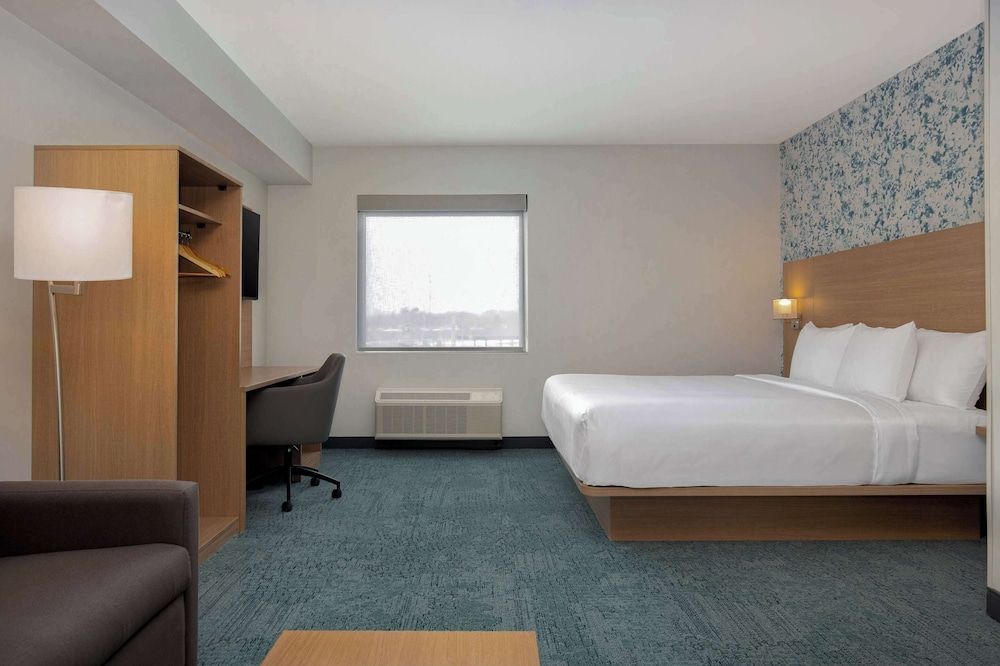 Quality Inn & Suites Suite, 1 King Bed with Sofa bed, Accessible, Non Smoking 4